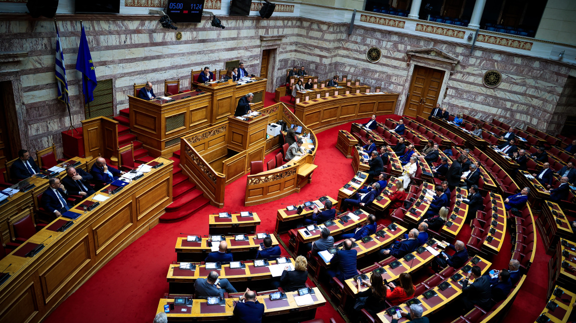 Τέμπη: Σύγκρουση στη Βουλή για το πόρισμα του ΕΟΔΑΣΑΑΜ