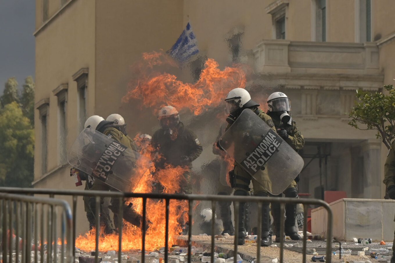 Μολότοφ, φωτιές και δακρυγόνα στη μεγάλη συγκέντρωση για τα Τέμπη