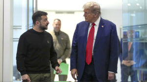 Ο Βολοντιμίρ Ζελένσκι, στις 20.25 ώρα Ελλάδας έφτασε στον Λευκό Οίκο όπου τον υποδέχθηκε ο Αμερικανός πρόεδρος Ντόναλντ Τραμπ.