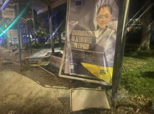 Γλυφάδα: Η στιγμή του σοβαρού τροχαίου με αυτοκίνητο να πέφτει σε βράχο και να διαλύει στάση λεωφορείου