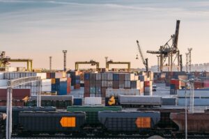 ΗΠΑ: Το εμπορικό έλλειμμα φτάνει σε επίπεδα ρεκόρ λόγω των δασμών του Τραμπ