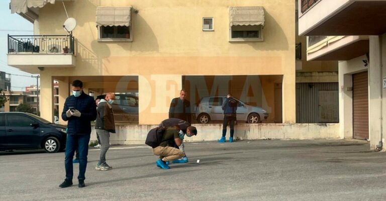 Γυναικοκτονία στη Θεσσαλονίκη: Η 44χρονη βγήκε τραυματισμένη στο μπαλκόνι, την τράβηξε μέσα και την κατέσφαξε