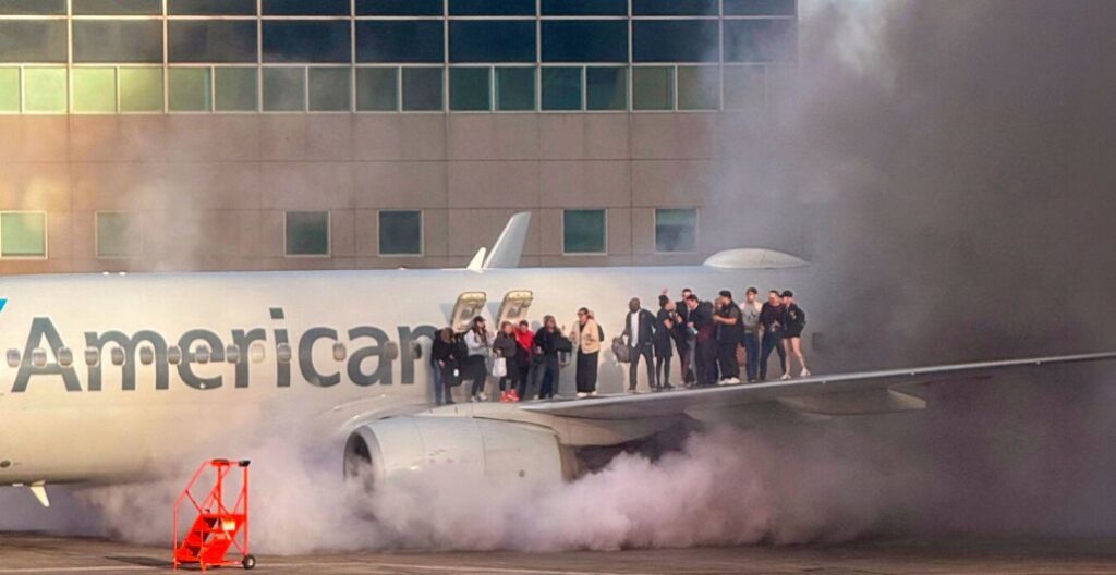 Φωτιά σε Boeing της American Airlines μετά την προσγείωσή του στο Ντένβερ - Οι επιβάτες περίμεναν όρθιοι στο φτερό για να απομακρυνθούν