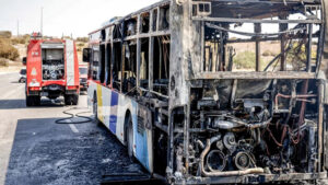 Λεωφορείο πήρε φωτιά εν κινήσει στη Πεντέλη