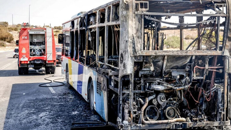 Λεωφορείο πήρε φωτιά εν κινήσει στη Πεντέλη