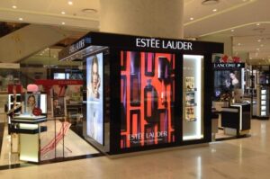 Η Estée Lauder επενδύει 1,5 δισ. δολάρια για να ανακτήσει την ηγετική θέση στην αγορά