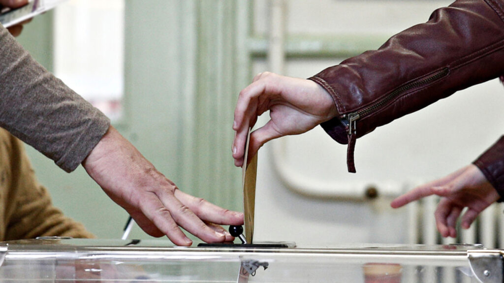 Opinion Poll: Η ΝΔ προηγείται με 12,2 μονάδες, ακολουθεί η Πλεύση Ελευθερίας με 15,9%