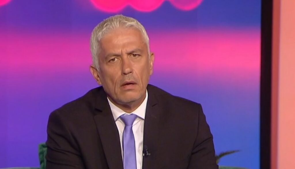 Γιώργος Καλλιακμάνης: Το «πανεπιστήμιο» ταξί, η έλλειψη πίστης στους ιατροδικαστές, η συγκίνηση για τον Καραϊβάζ και η φορά που τράβηξε πιστόλι