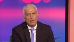 Γιώργος Καλλιακμάνης: Το «πανεπιστήμιο» ταξί, η έλλειψη πίστης στους ιατροδικαστές, η συγκίνηση για τον Καραϊβάζ και η φορά που τράβηξε πιστόλι