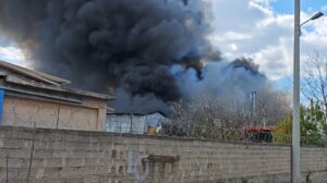 Φωτιά σε αποθήκες στον Ταύρο: Καίγονται παλέτες και σκουπίδια - Εστάλη 112 για τους καπνούς