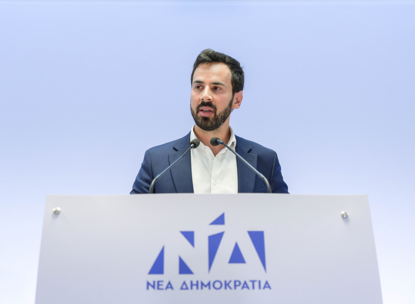 Fake news γύρω από την αύξηση του κατώτατου μισθού από «γνωστούς μηχανισμούς των τρολς» καταγγέλλει ο Ρωμανός