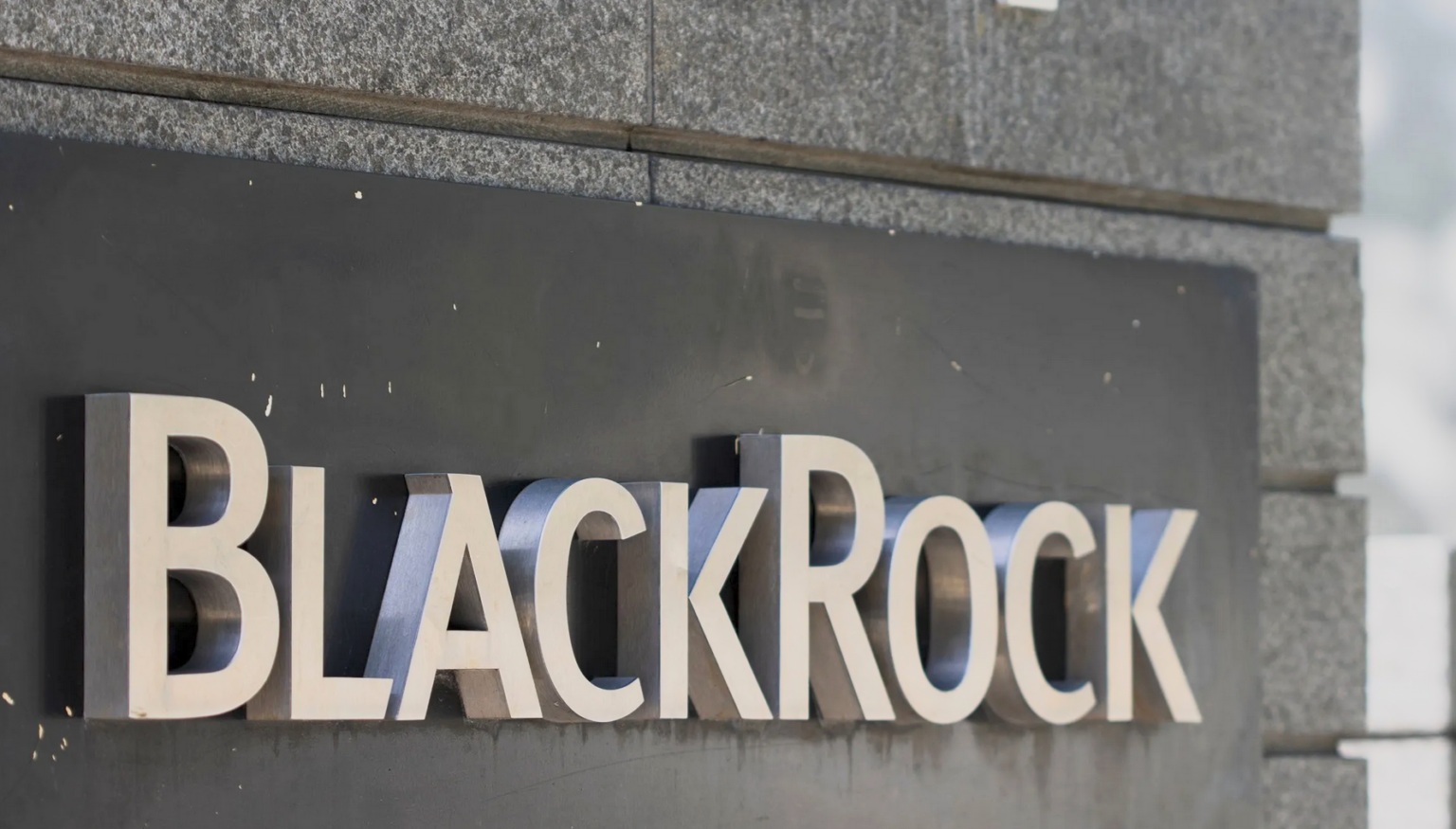 Η BlackRock επιλέγει junk bonds εν μέσω αργών μειώσεων επιτοκίων από την ΕΚΤ