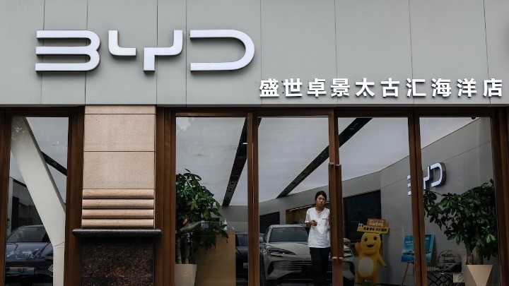 Η BYD ξεπερνά την Tesla σε πωλήσεις και έσοδα