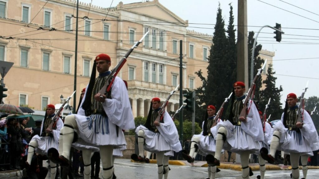Καιρός: Με συννεφιά, λασποβροχές και σκόνη οι παρελάσεις