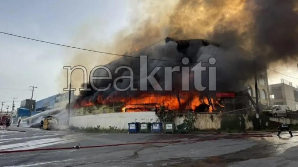 Φωτιά έξω από εργοστάσιο στο Ηράκλειο Κρήτης