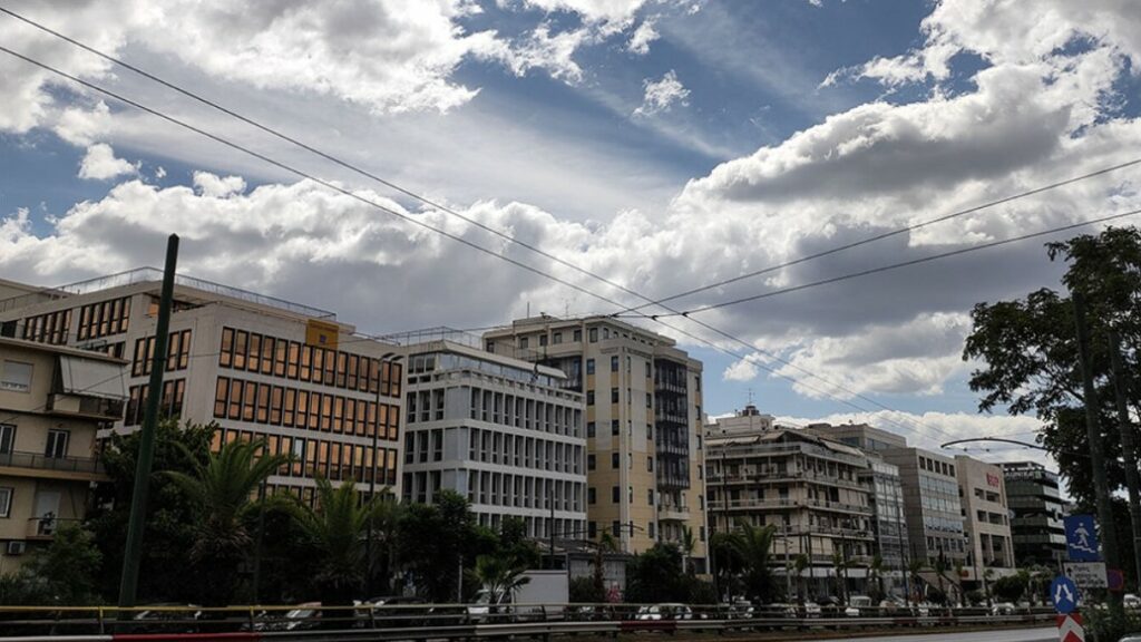 Καιρός: Συννεφιά, τοπικές βροχές και αφρικανική σκόνη σήμερα