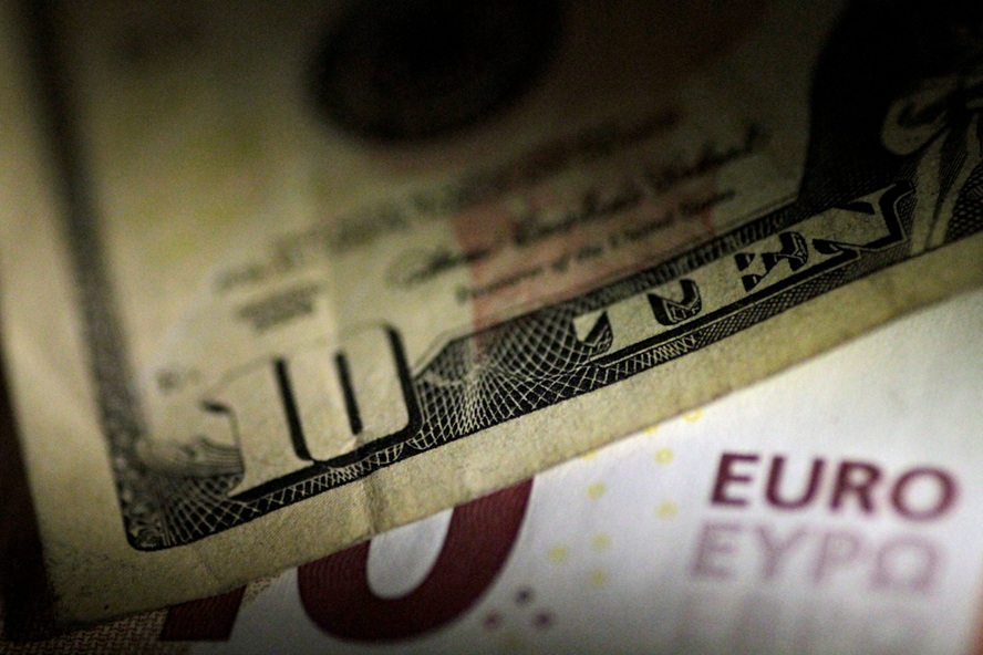 Δολάριο: Οδεύει σε θετικό κλείσιμο παρά τις τριμηνιαίες απώλειες