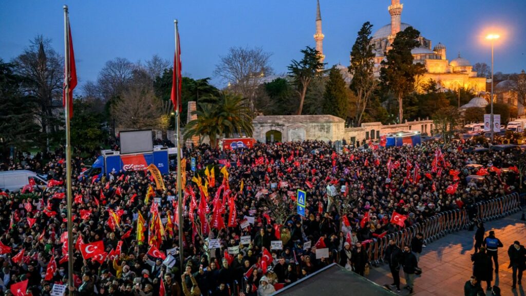Τουρκία: Ελεύθεροι αφέθηκαν οκτώ δημοσιογράφοι που κάλυπταν διαδηλώσεις για τον Ιμάμογλου