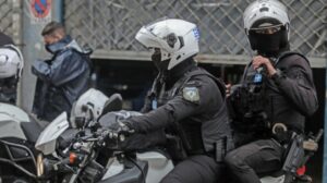 Άγιος Παντελεήμονας: Χειροπέδες σε δύο Παλαιστίνιους και έναν Αιγύπτιο - Είχαν τσεκούρι, καδρόνια και χατζάρα