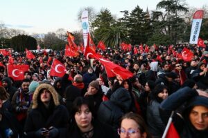 Τουρκία: Μεγάλη συγκέντρωση της αξιωματικής αντιπολίτευσης στην Κωνσταντινούπολη για τη σύλληψη Ιμάμογλου