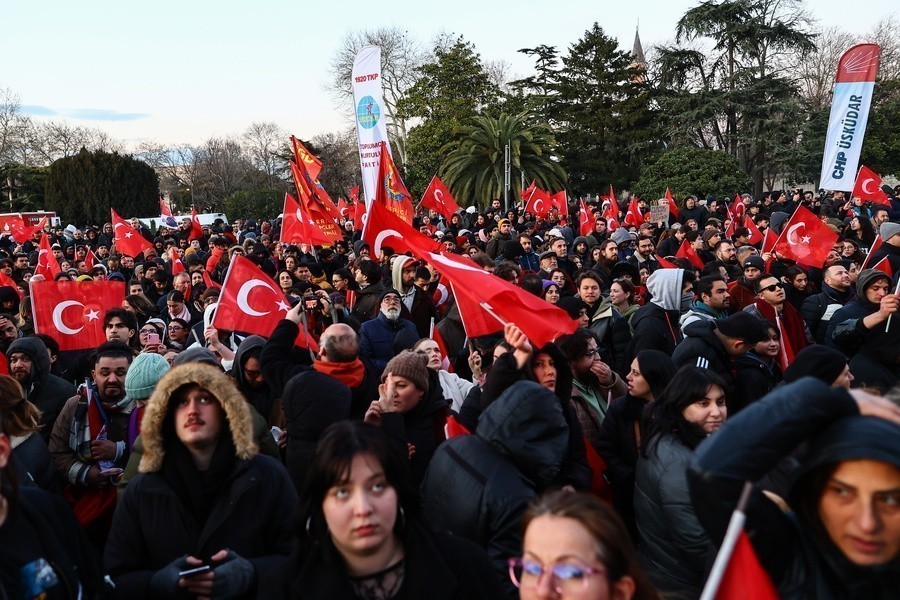Τουρκία: Μεγάλη συγκέντρωση της αξιωματικής αντιπολίτευσης στην Κωνσταντινούπολη για τη σύλληψη Ιμάμογλου