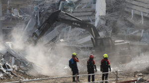 Η Μιανμάρ μετρά τους νεκρούς της κάτω από τα ερείπια που άφησε πίσω του ο ισχυρός σεισμός - Οι ανθρωπιστικές επιχειρήσεις δυσχεραίνονται από τις κατεστραμμένες υποδομές