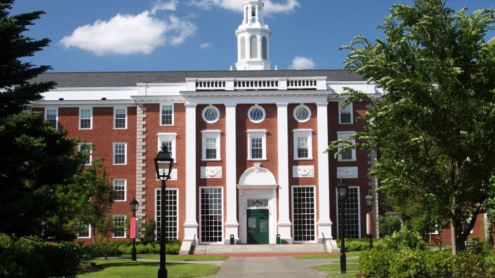 Πιέσεις στην Ανώτατη Εκπαίδευση: Γέιλ και Χάρβαρντ Απομακρύνουν Υπαλλήλους