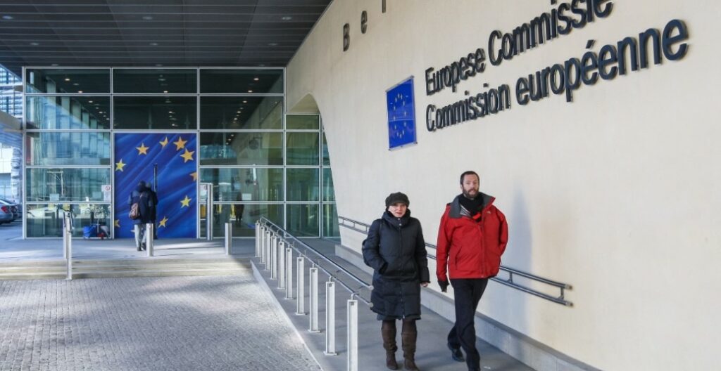 Politico: Η Κομισιόν ετοιμάζεται να επιβάλει πρόστιμα σε Apple και Meta εν μέσω εμπορικού πολέμου με τις ΗΠΑ