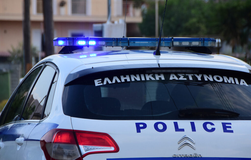 Σύμφωνα με την Αστυνομία, από την ιατροδικαστική εξέταση στην σορό του 29χρονου προέκυψε ότι ο άνδρας έφερε πολλαπλά χτυπήματα στο κεφάλι από θλων όργανο.