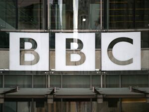 BBC: Τα έσοδα καταρρέουν – Σε κίνδυνο η ποιότητα του περιεχομένου