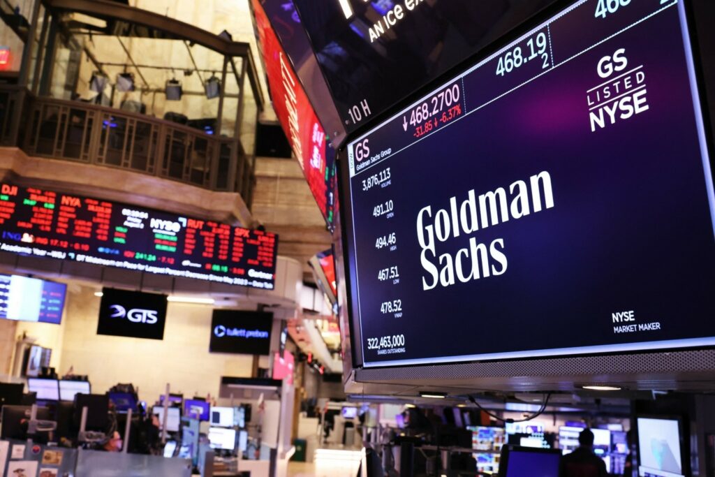 Goldman Sachs: Αντισυμβατικό στοίχημα στις ευρωπαϊκές μετοχές – Κόβει στόχους λόγω αμερικανικών δασμών