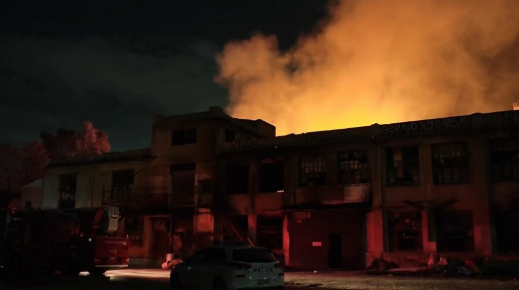 Άνω Πατήσια: Σε ύφεση η μεγάλη φωτιά σε εγκαταλελειμμένο εργοστάσιο - Άνοιξαν οι δρόμοι - ΒΙΝΤΕΟ