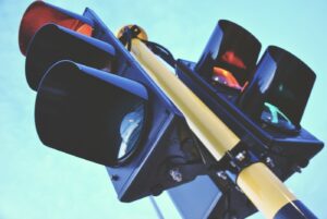 Άρχισε να κόβει κλήσεις το πρώτο «έξυπνο» φανάρι στον Άλιμο