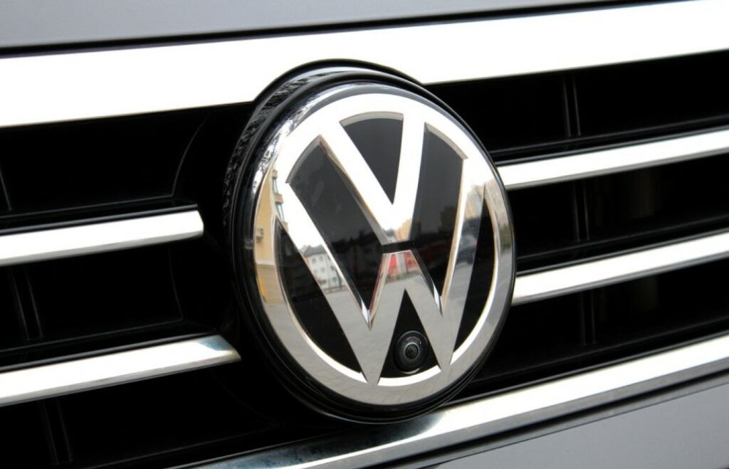Volkswagen: Θα επιβάλει «τέλος εισαγωγής» στα οχήματα που θα επηρεαστούν από τους δασμούς των ΗΠΑ