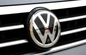 Volkswagen: Θα επιβάλει «τέλος εισαγωγής» στα οχήματα που θα επηρεαστούν από τους δασμούς των ΗΠΑ