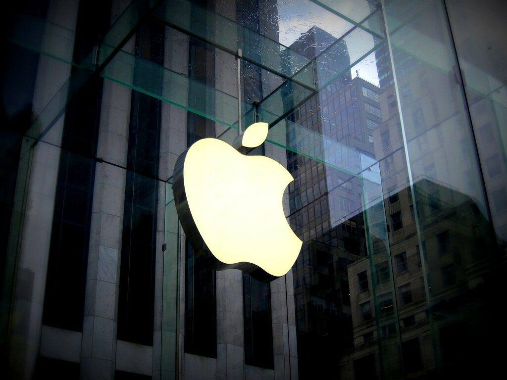 Ιστορική πτώση για την Apple – Χάθηκαν $300 δισ. από την αξία της μετοχής της
