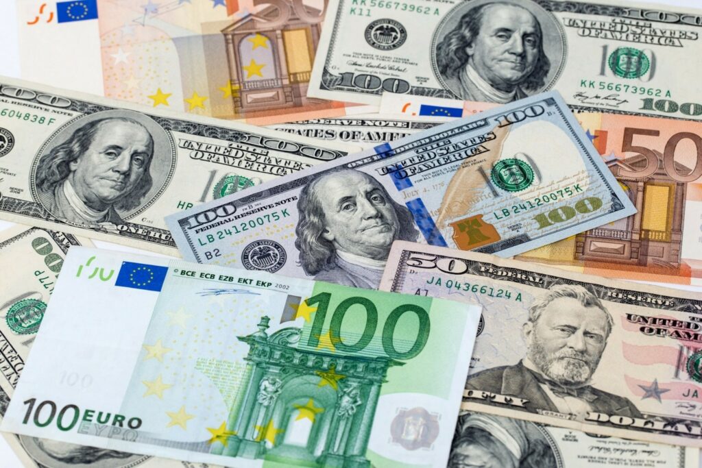 Το ευρώ ενισχύεται καθώς οι δασμοί Τραμπ πλήττουν το αμερικανικό νόμισμα