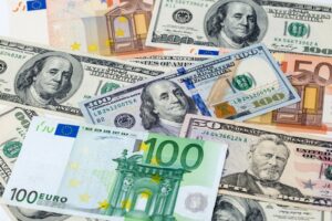 Το ευρώ ενισχύεται καθώς οι δασμοί Τραμπ πλήττουν το αμερικανικό νόμισμα