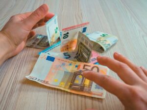 Νέος κατώτατος μισθός: Πώς διαμορφώνονται Δώρο Πάσχα, επίδομα αδείας και Χριστουγέννων