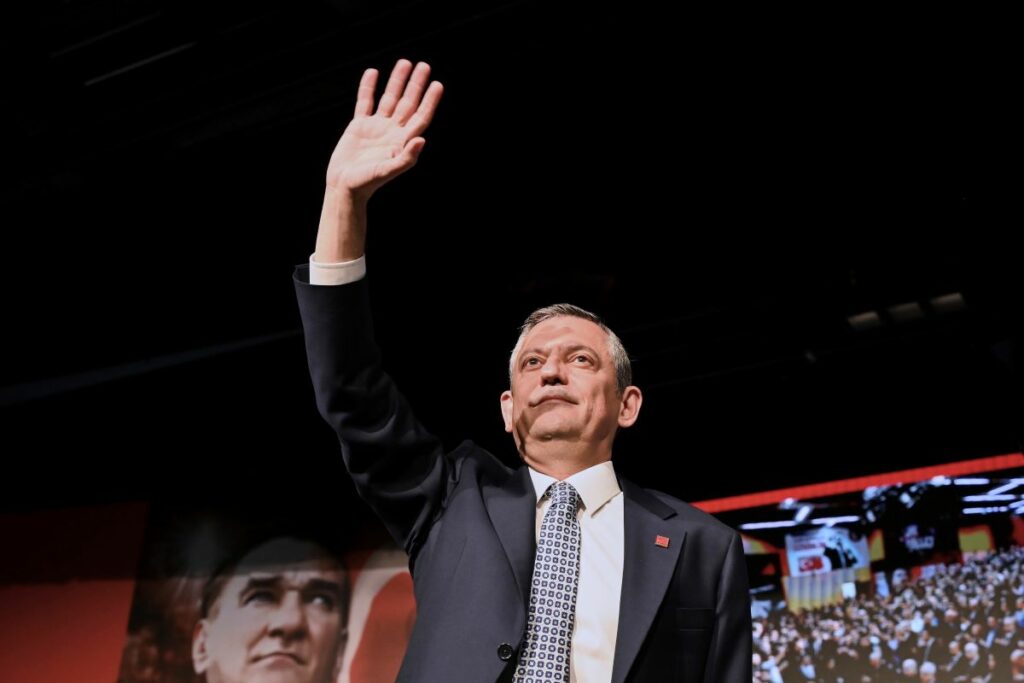 Τουρκία: Ο Οζγκιούρ Οζέλ επανεξελέγη πρόεδρος του Ρεπουμπλικανικού Λαϊκ