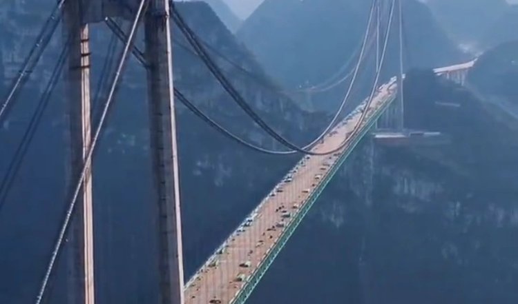 Γέφυρα σαν... Σινικό Τείχος έφτιαξαν οι Κινέζοι, 625 μέτρα πάνω από το έδαφος