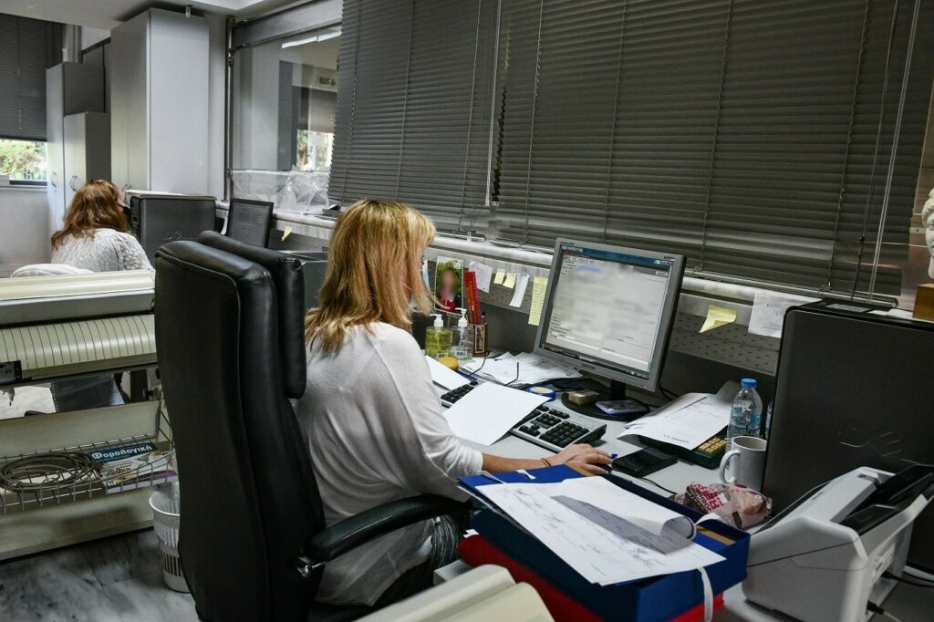 Δημόσιο: Πώς διαμορφώνονται οι μισθοί μετά τις πρόσφατες αυξήσεις