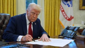 Τραμπ: Δηλώνει ανοικτός στη μεταγωγή Αμερικανών κρατουμένων στις φυλακές «φρούρια» του Ελ Σαλβαδόρ