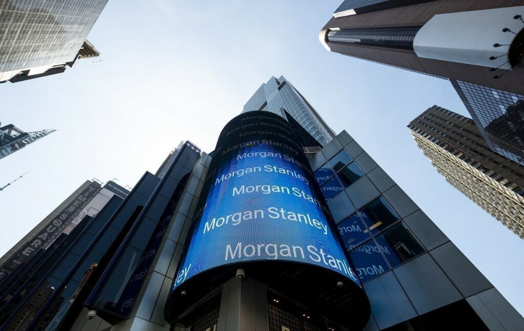 Morgan Stanley: Σήμα κινδύνου για τις αμερικανικές τράπεζες – Στον ορίζοντα νέα ύφεση