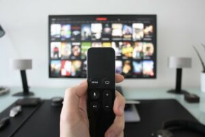 Οι δασμοί στα συνδρομητικά κανάλια επιβαρύνουν τις ήδη υπάρχουσες ανισότητες