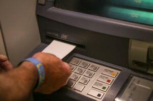 Δώρο Πάσχα ΔΥΠΑ 2025: Από πότε θα είναι διαθέσιμα τα χρήματα για ανάληψη και πληρωμές