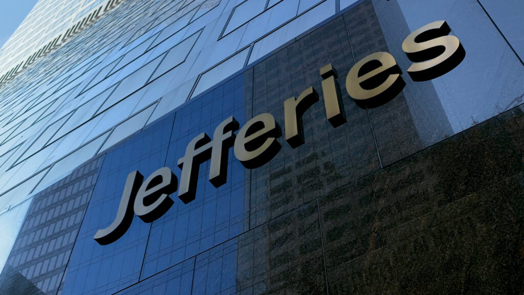 Jefferies: Ψήφος εμπιστοσύνης στην Εθνική Τράπεζα, εν μέσω διεθνούς αναταραχής