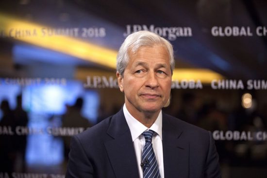 Τζέιμι Ντίμον (JPMorgan): Οι δασμοί Τραμπ είναι πιθανό να προκαλέσουν ύφεση στην οικονομία