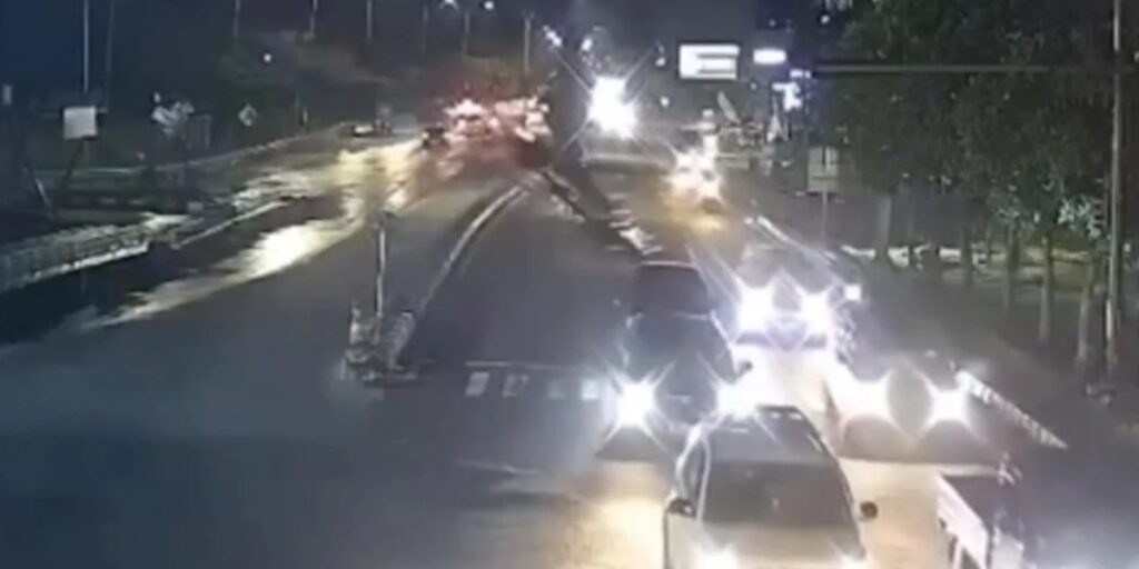 Οδηγός «βούτηξε» από ημιτελή γέφυρα σε δρόμο – Δείτε βίντεο από το ατύχημα