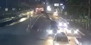 Οδηγός «βούτηξε» από ημιτελή γέφυρα σε δρόμο – Δείτε βίντεο από το ατύχημα
